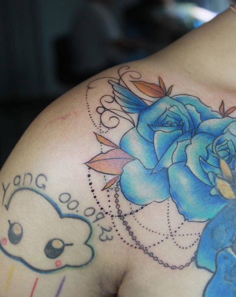 蓝色玫瑰纹身图片_肩部水彩纹身图案