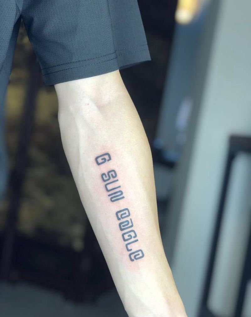 字体纹身图片_手臂花体字纹身图案