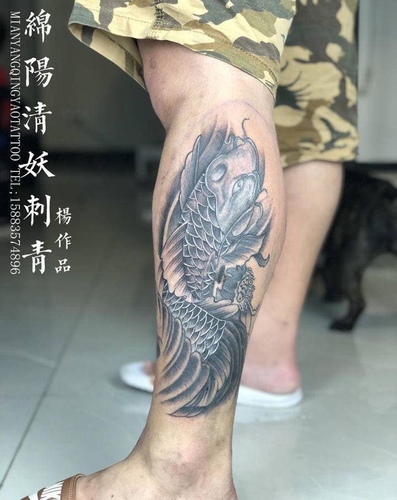 鲤鱼纹身图片_腹部胸部纹身图案