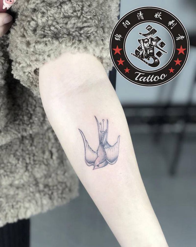 燕子纹身图片_胸部肩部纹身图案