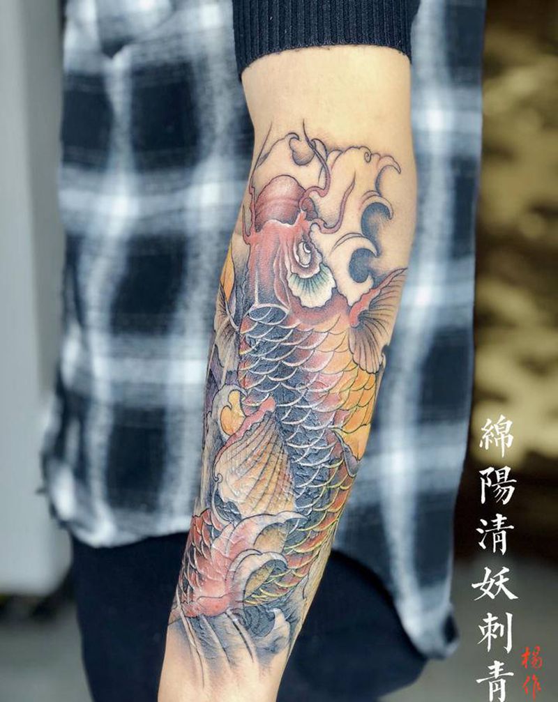 鲤鱼遮盖纹身图片_肩部胸部纹身图案