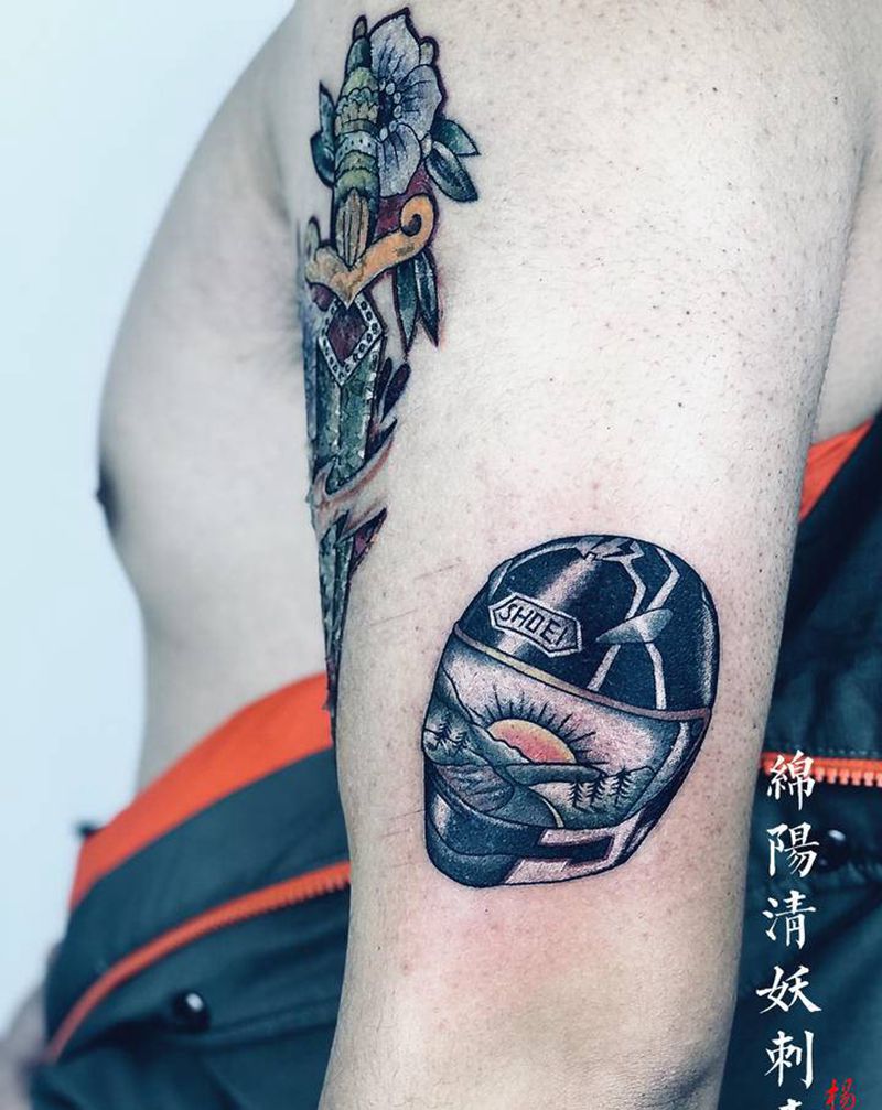 头盔纹身图片_胸部肩部纹身图案