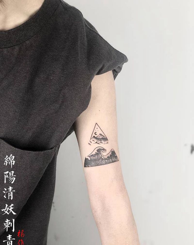 山浪纹身图片_臀部背部纹身图案