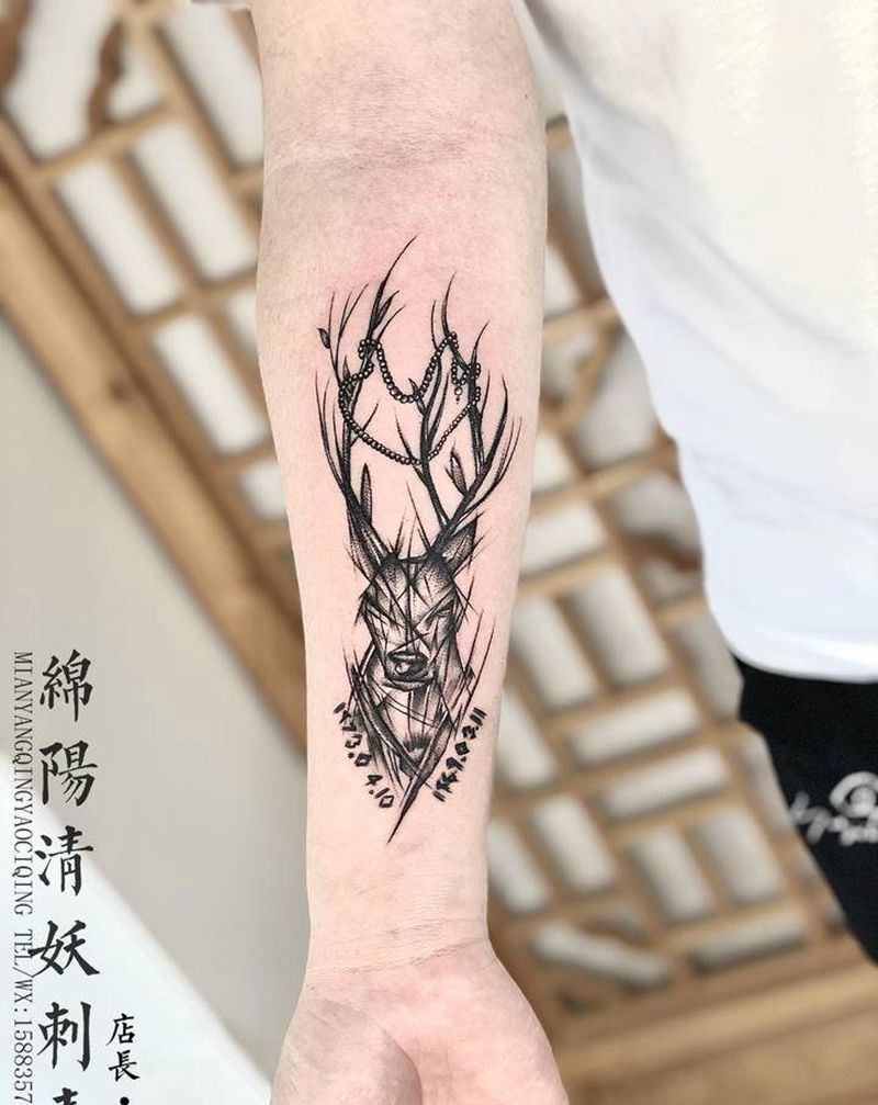 麋鹿纹身图片_臀部背部纹身图案