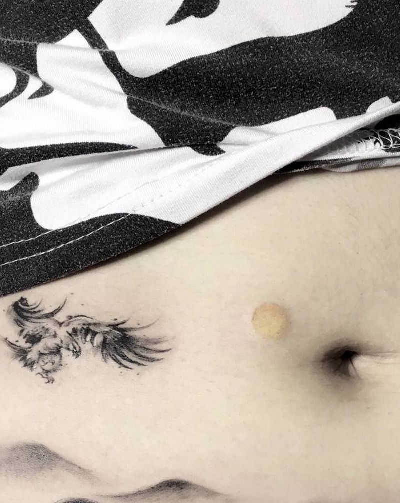 鹰击长空纹身图片_腹部水墨鹰纹身图案