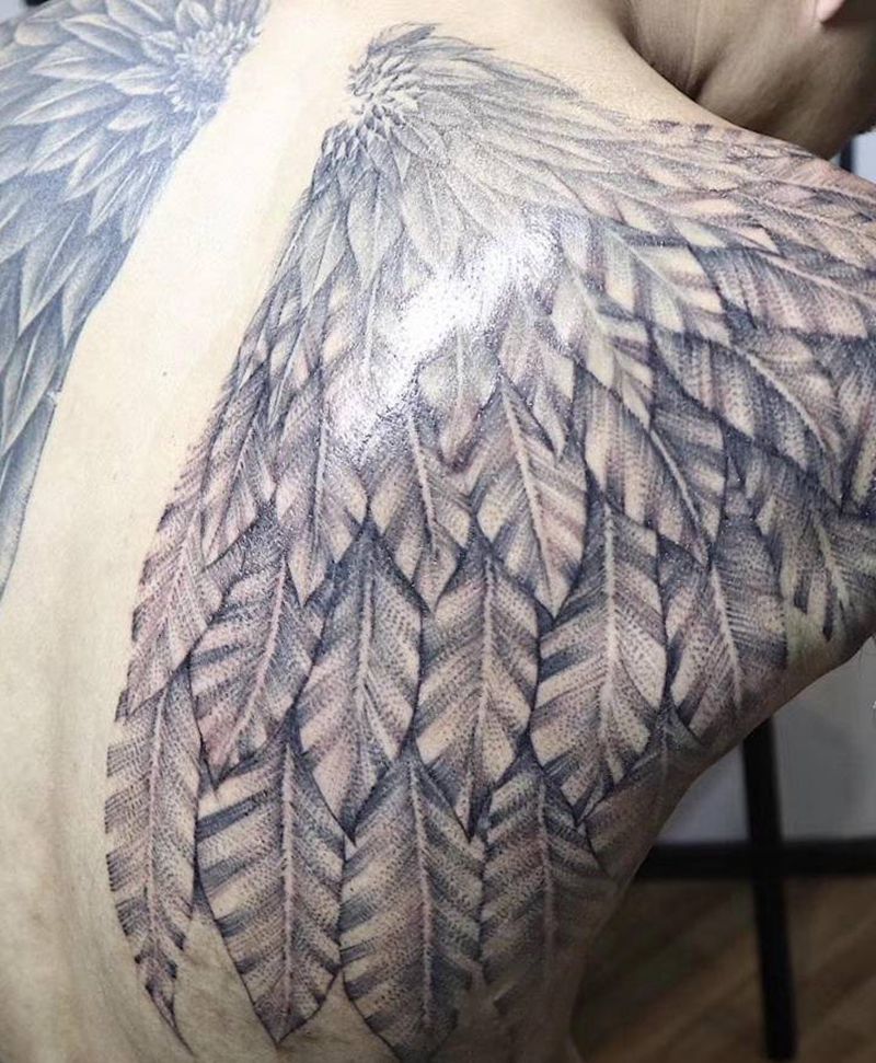翅膀纹身图片_背部欧美写实纹身图案