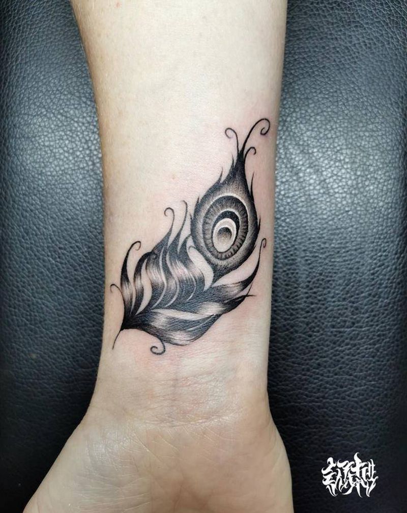 外国美女的羽毛纹身图片_手臂欧美写实纹身图案