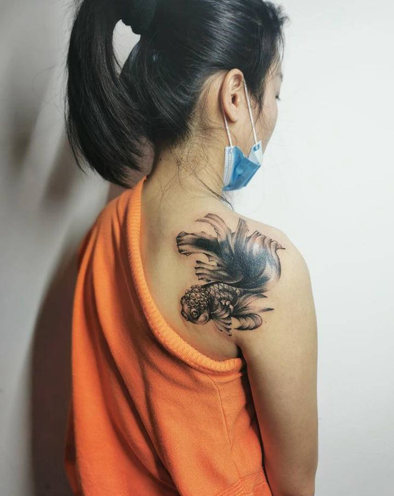 遮盖金鱼纹身图片_水墨纹身图案