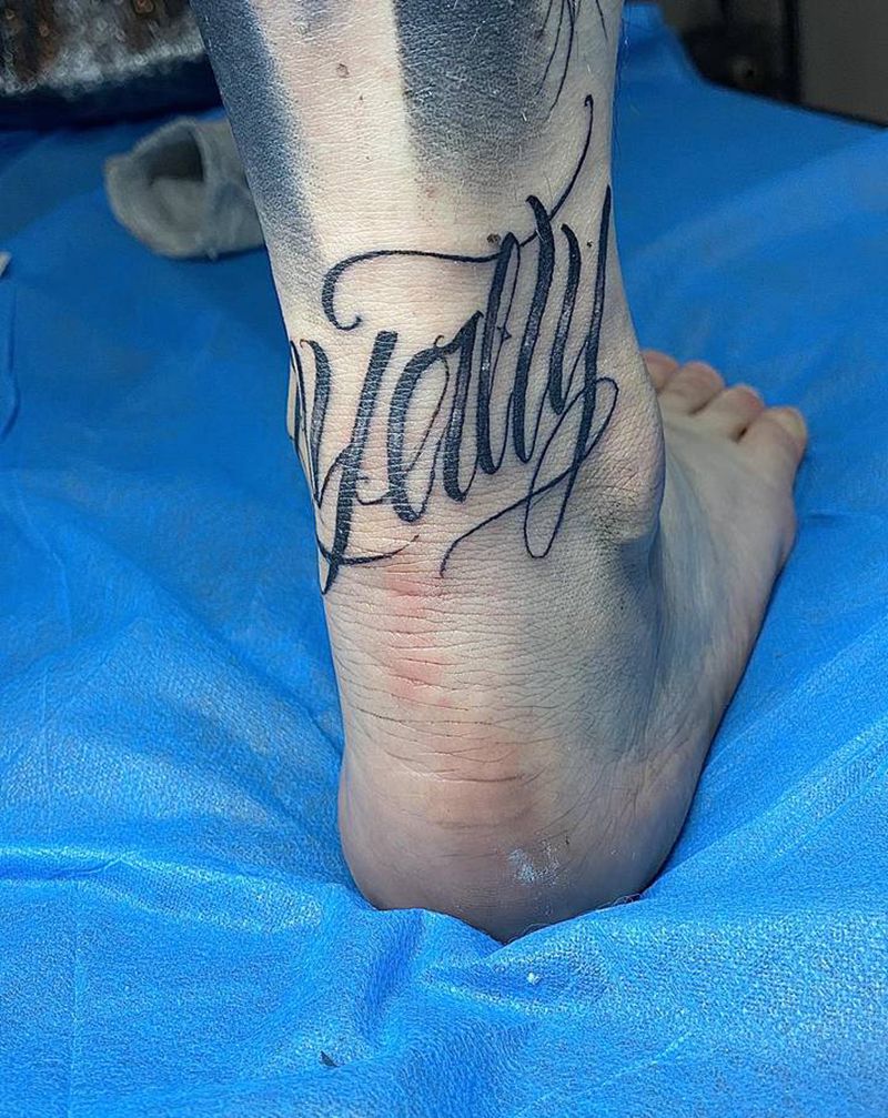 花体字纹身图片_脚部花体字纹身图案