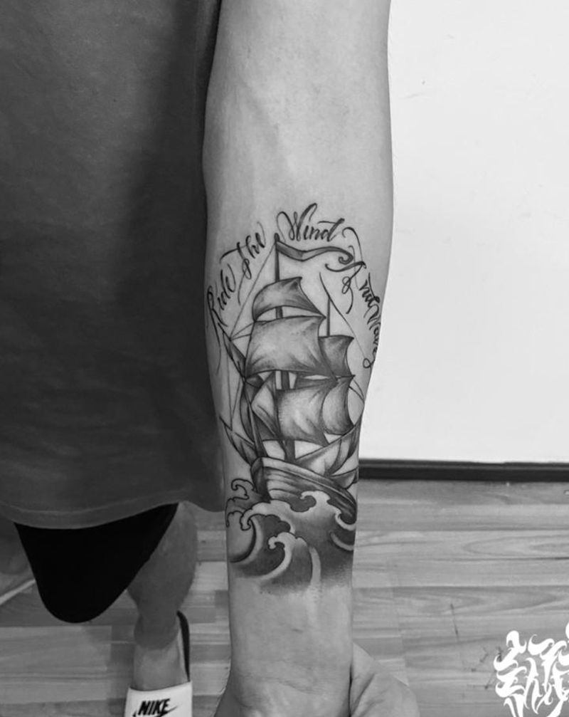 写实船纹身图片_手部纹身图案