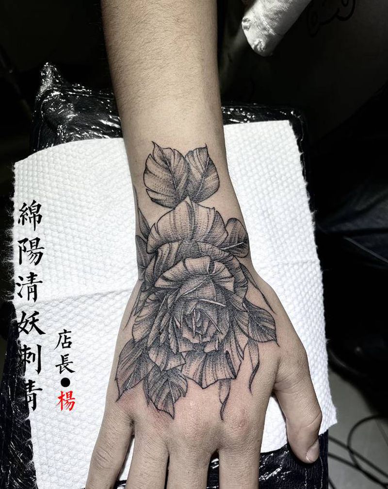 ⭕手背花纹身纹身图片_肩部臀部纹身图案