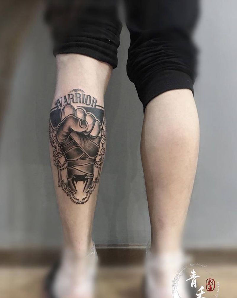 拳套纹身图片_腿部纹身图案