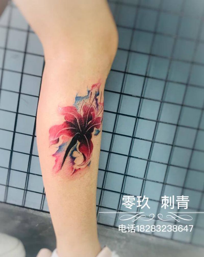 彼岸花纹身图片_腿部水彩纹身图案
