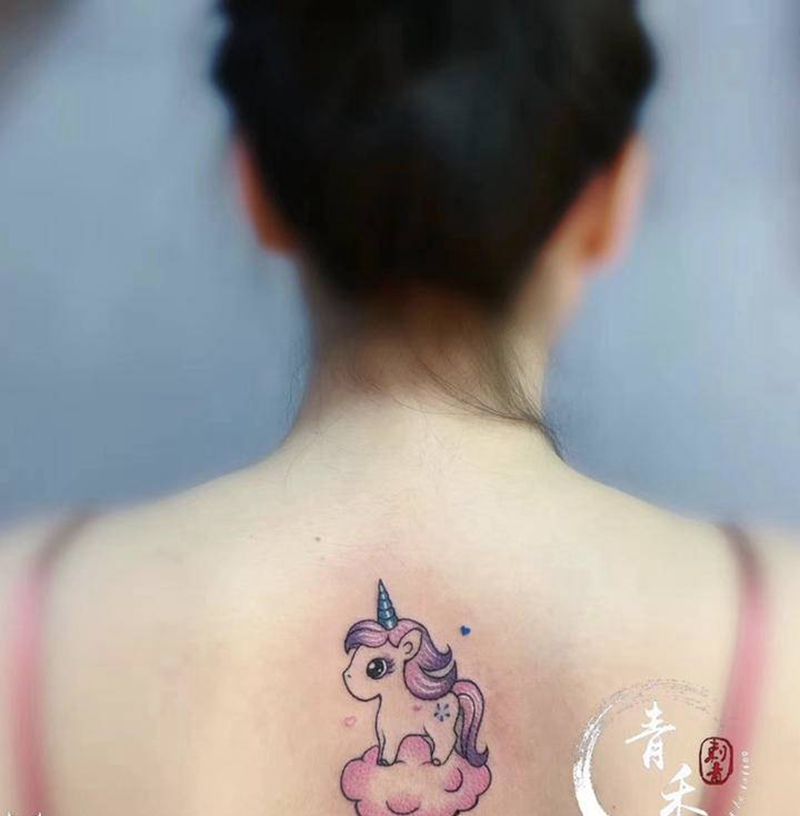 独角兽纹身图片_背部纹身图案