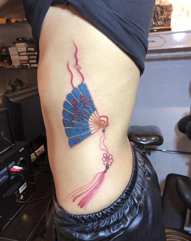 中国结扇子纹身图片_腰部水彩纹身图案