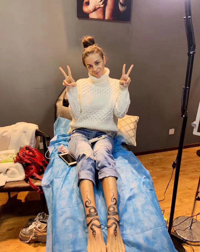 蛇纹身图片_腿部欧美写实Old School纹身图案