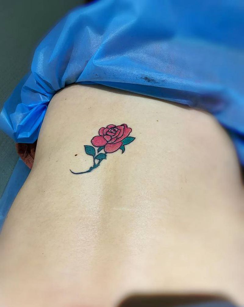 玫瑰，疤痕遮盖纹身图片_背部纹身图案