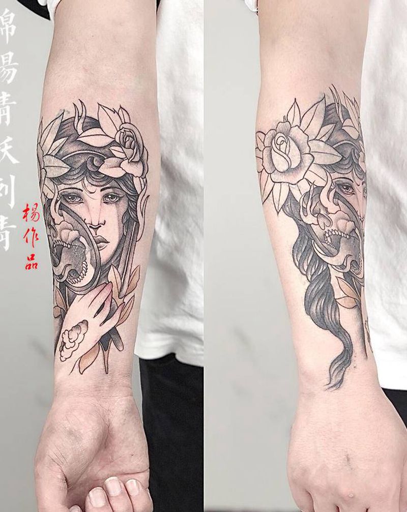 欧美女未完成纹身图片_臀部背部纹身图案