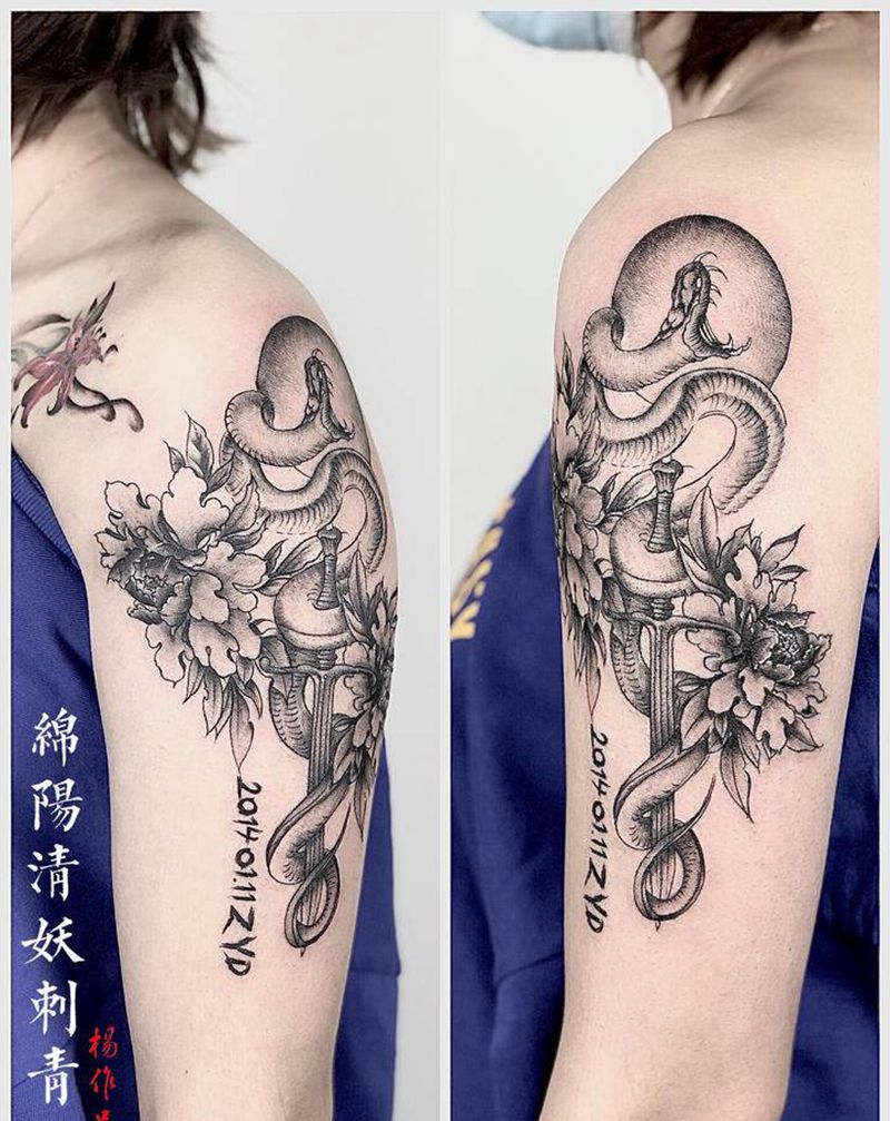 大臂牡丹蛇纹身图片_臀部背部纹身图案