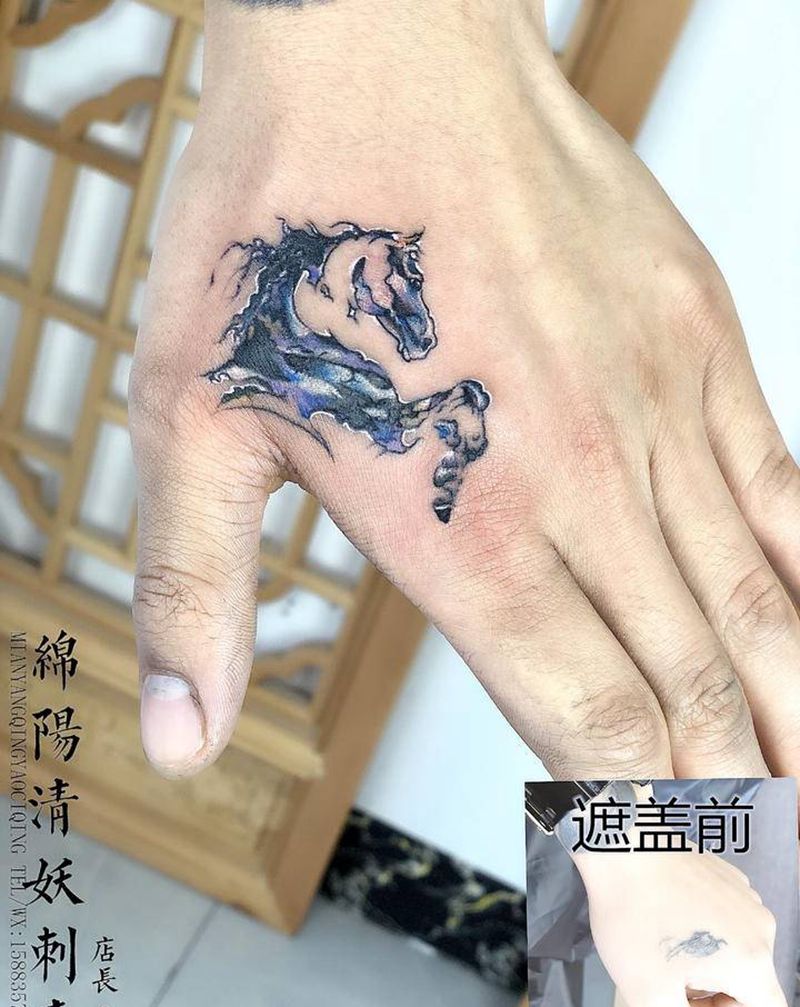 马纹身图片_胸部肩部纹身图案