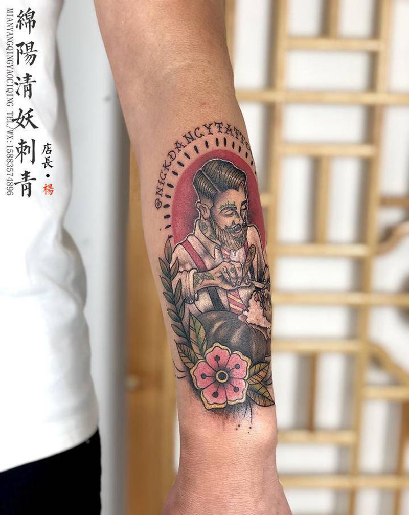 发型师纹身图片_肩部颈部纹身图案