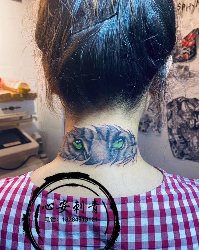 老虎羽毛纹身图片_颈部点刺欧美写实纹身图案