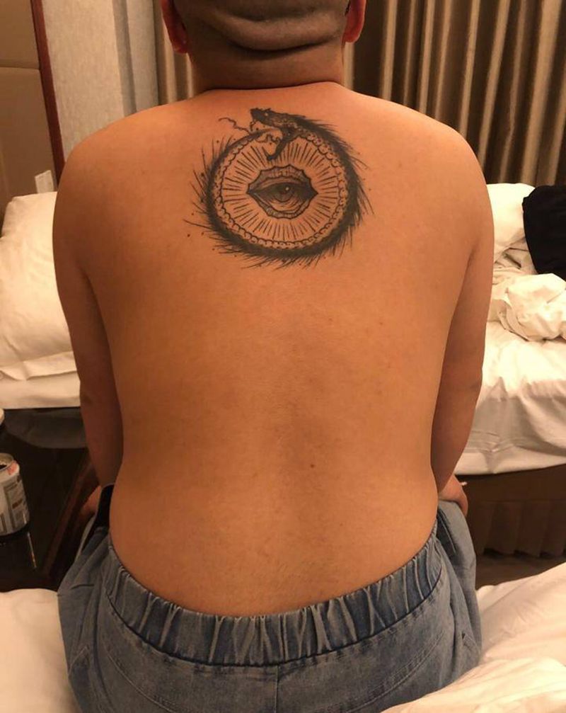 蛇纹身图片_背部纹身图案