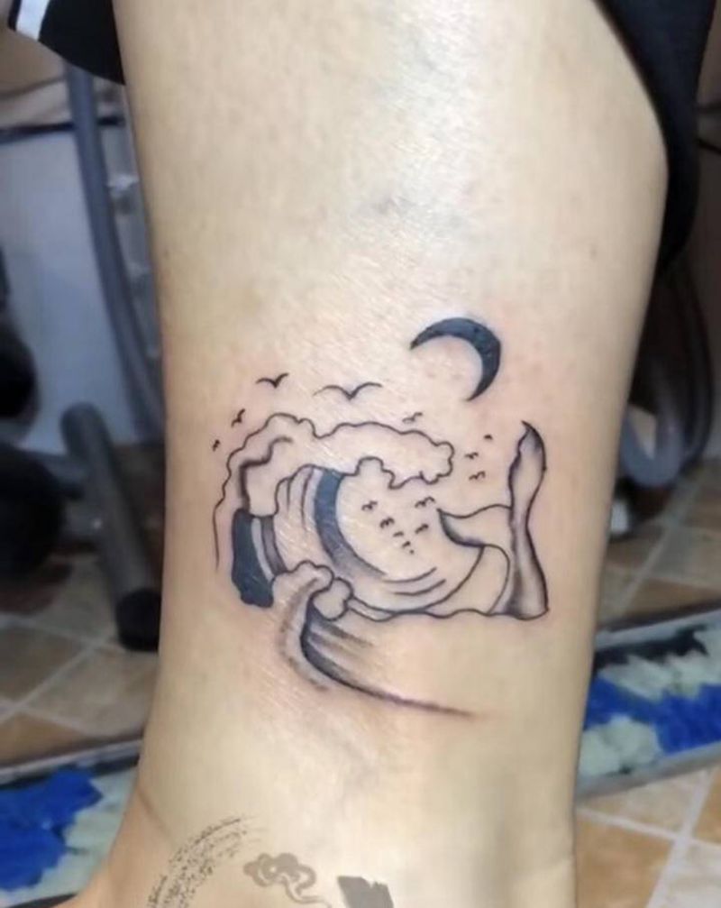 广元纹身心安刺青纹身图片_腿部点刺水墨纹身图案