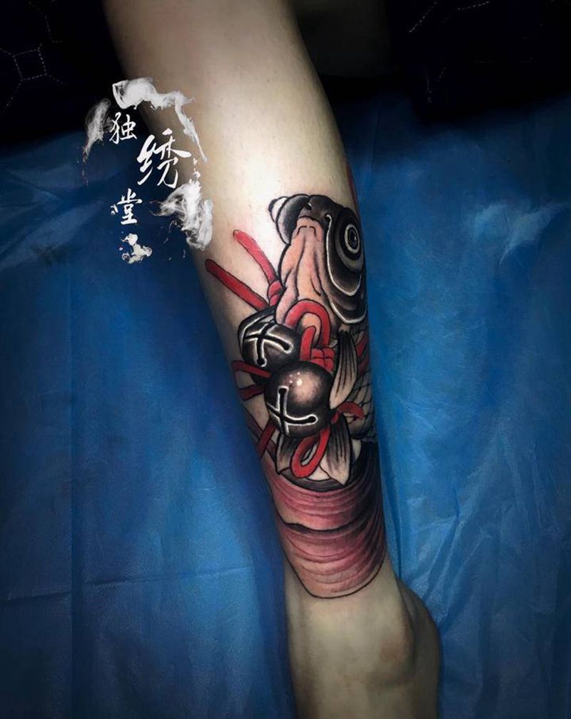 招财鱼遮盖纹身图片_腿部纹身图案