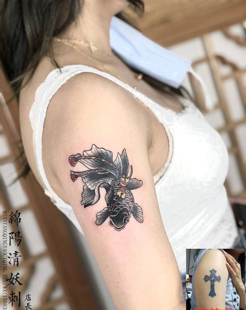 大臂日式金鱼，遮盖十字架纹身纹身图片_臀部背部纹身图案