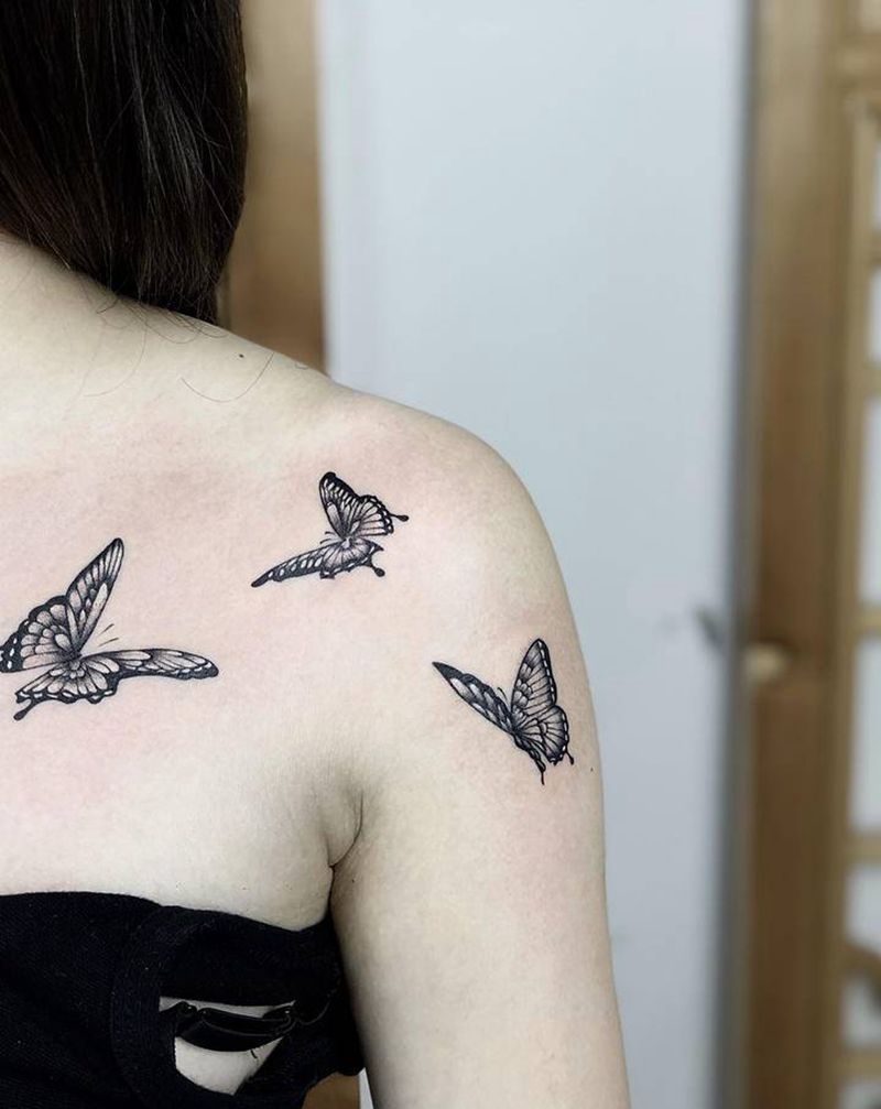 肩膀蝴蝶纹身，皮肤白白的纹身图片_胸部肩部纹身图案