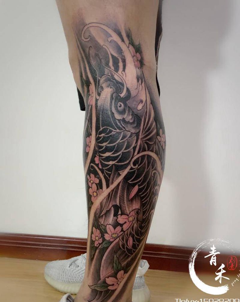 传统 鲤鱼纹身图片_腿部新传统纹身图案
