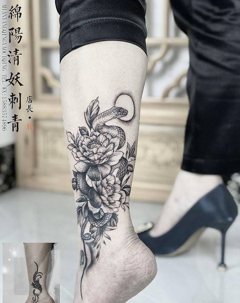牡丹蛇纹身图片_胸部肩部纹身图案