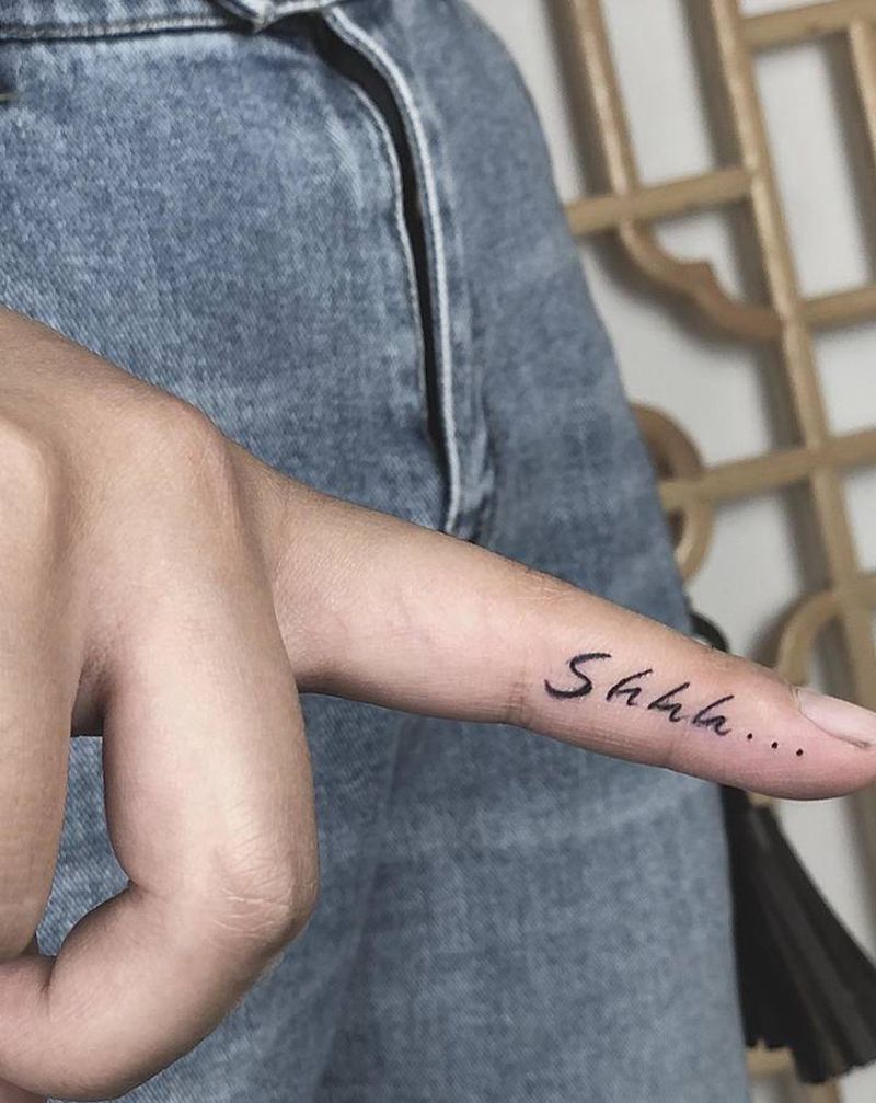 手指纹身纹身图片_肩部颈部纹身图案