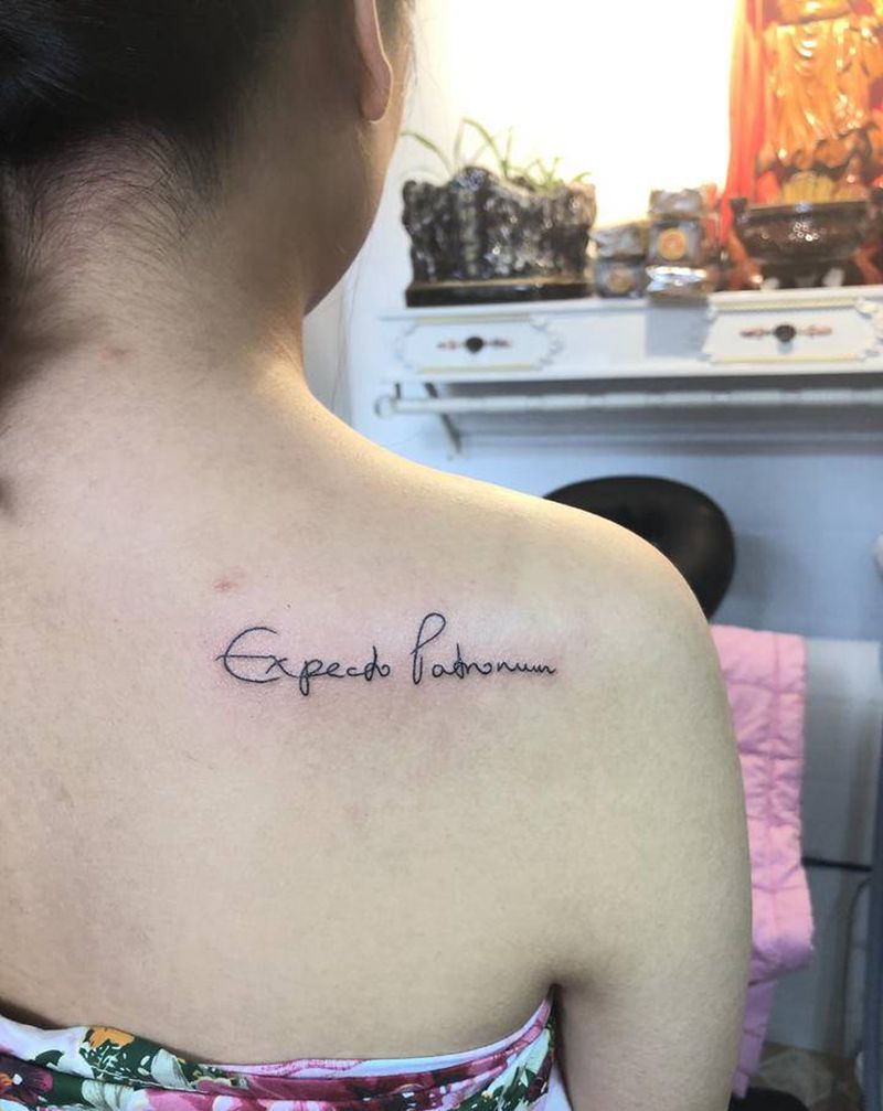 广元心安刺青纹身图片_肩部花体字纹身图案