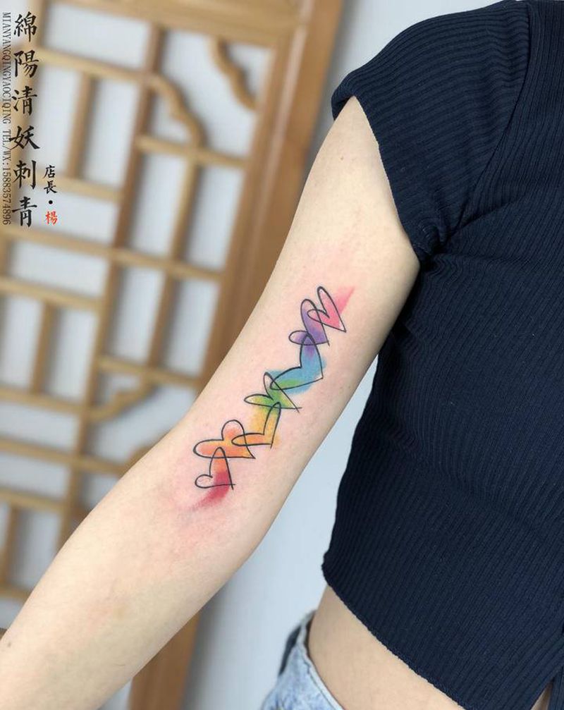 彩色爱心纹身图片_颈部肩部纹身图案