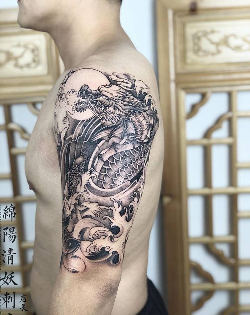 熬鱼纹身图片_胸部肩部纹身图案