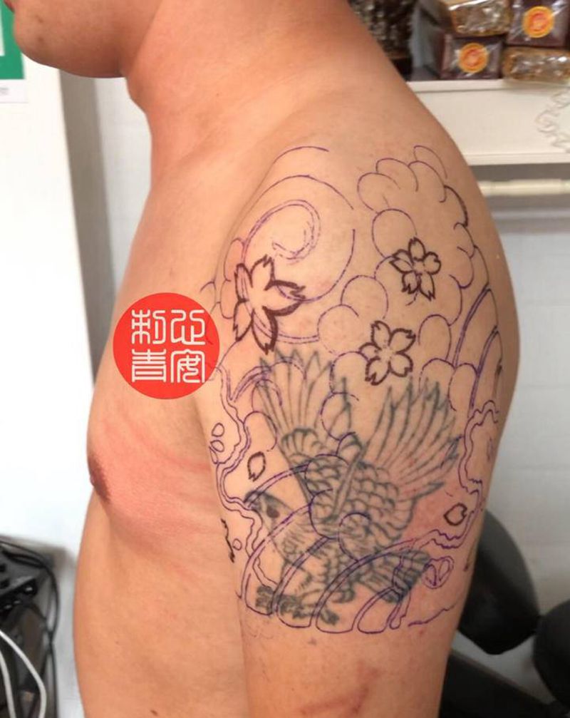 纹身遮盖纹身图片_手臂肩部老传统纹身图案