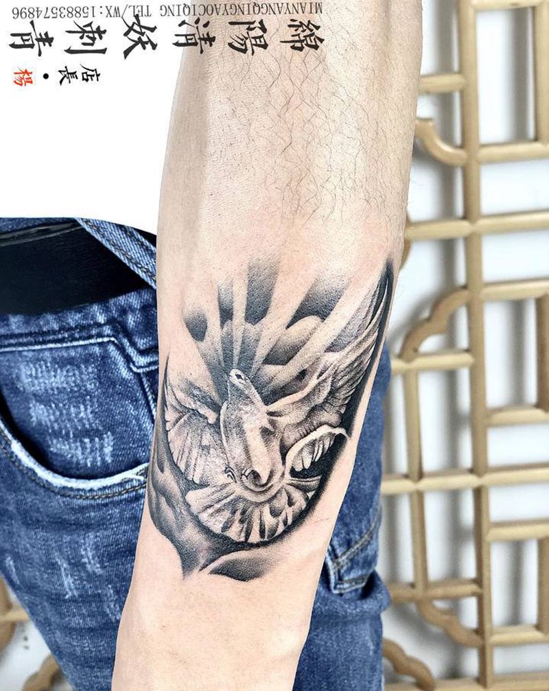 鸽子纹身图片_胸部肩部纹身图案