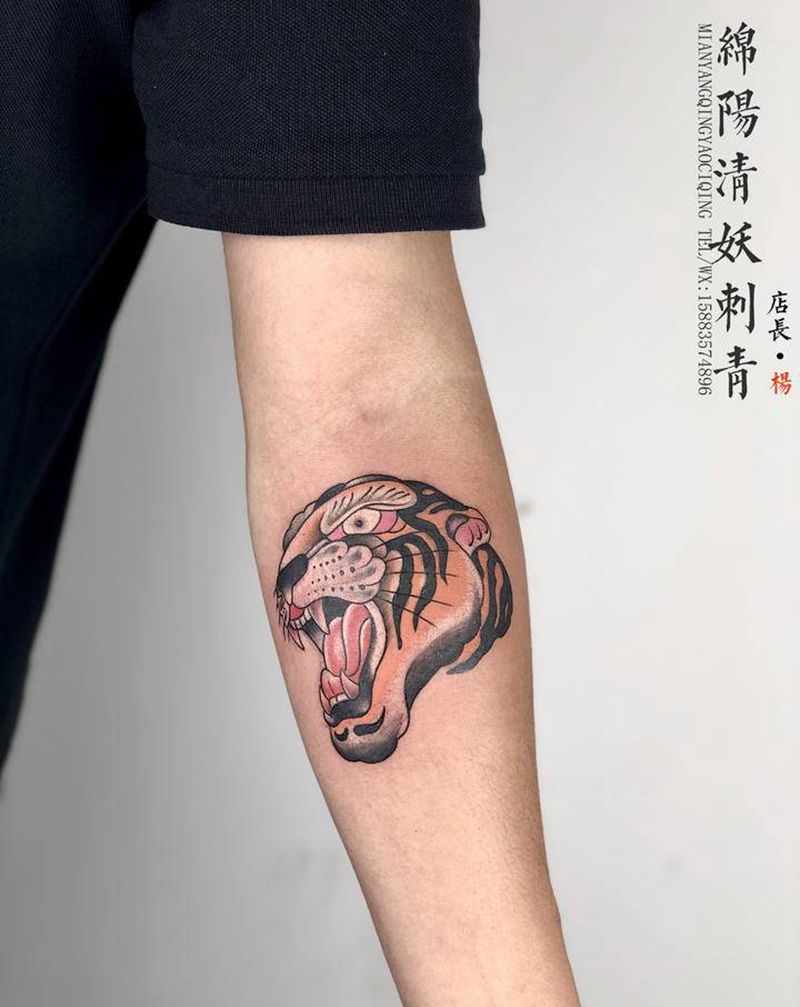 虎头纹身图片_肩部颈部纹身图案