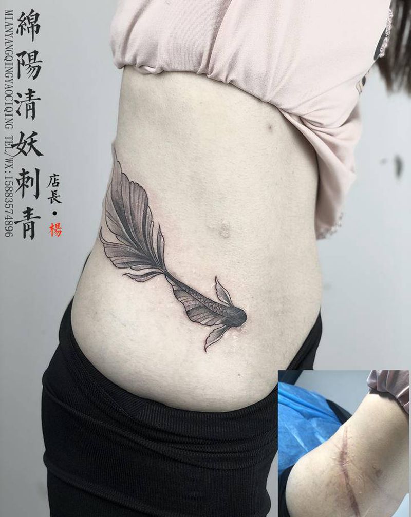 金鱼遮盖纹身图片_腹部胸部纹身图案