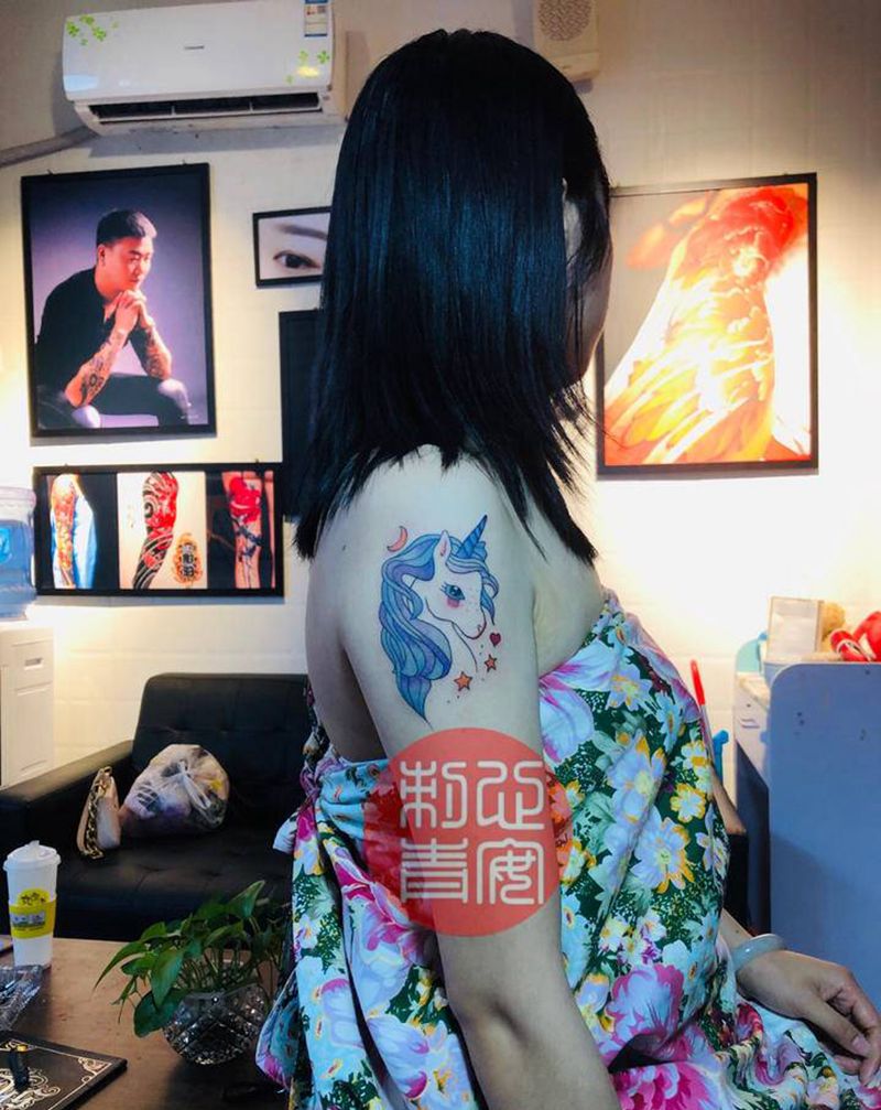 独角兽纹身图片_手臂新传统纹身图案