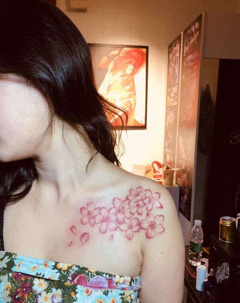 桃花纹身纹身图片_胸部新传统纹身图案