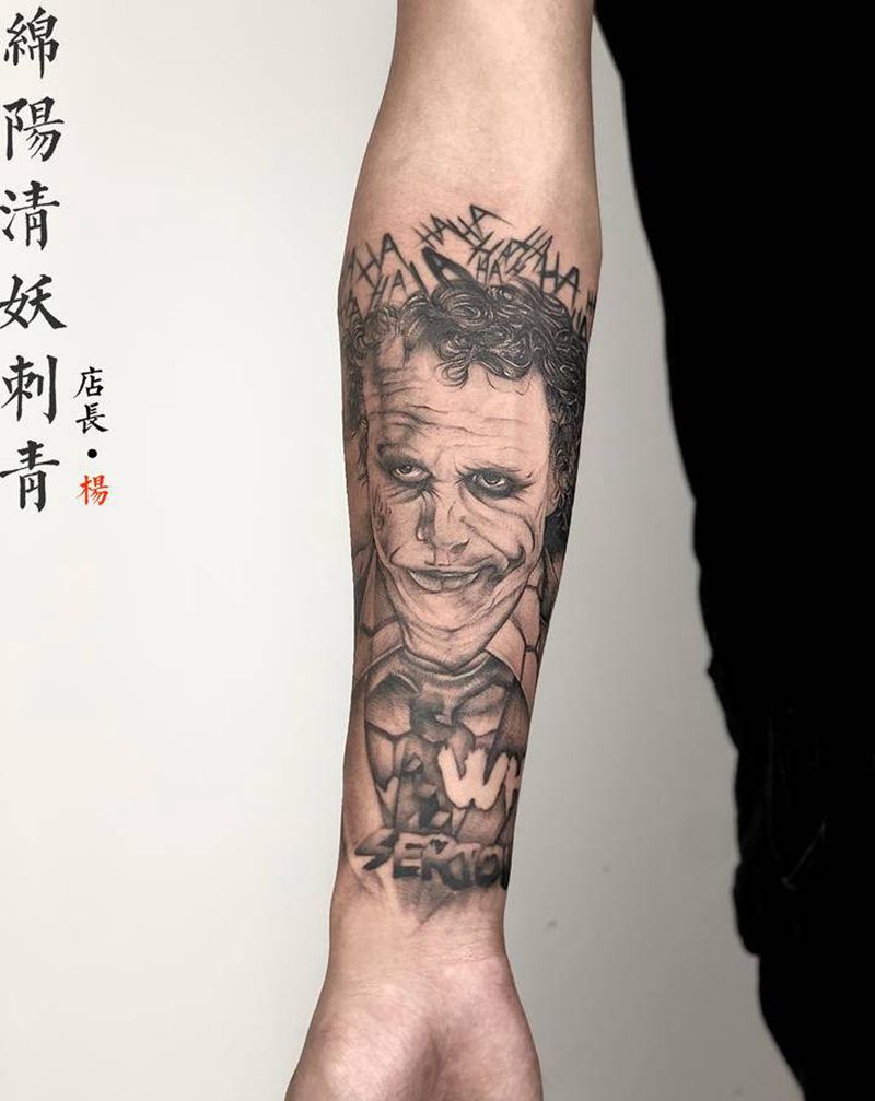 小丑纹身图片_胸部肩部纹身图案