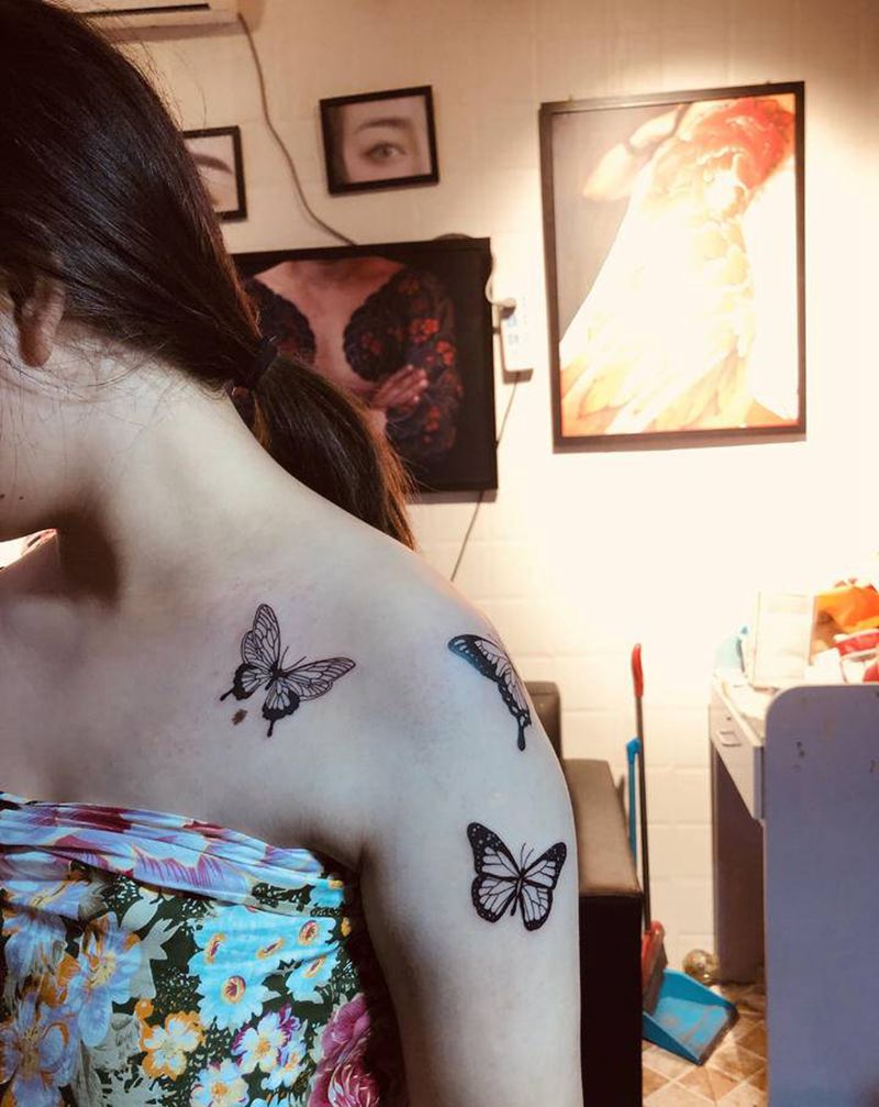 三只蝴蝶纹身图片_手臂胸部新传统纹身图案