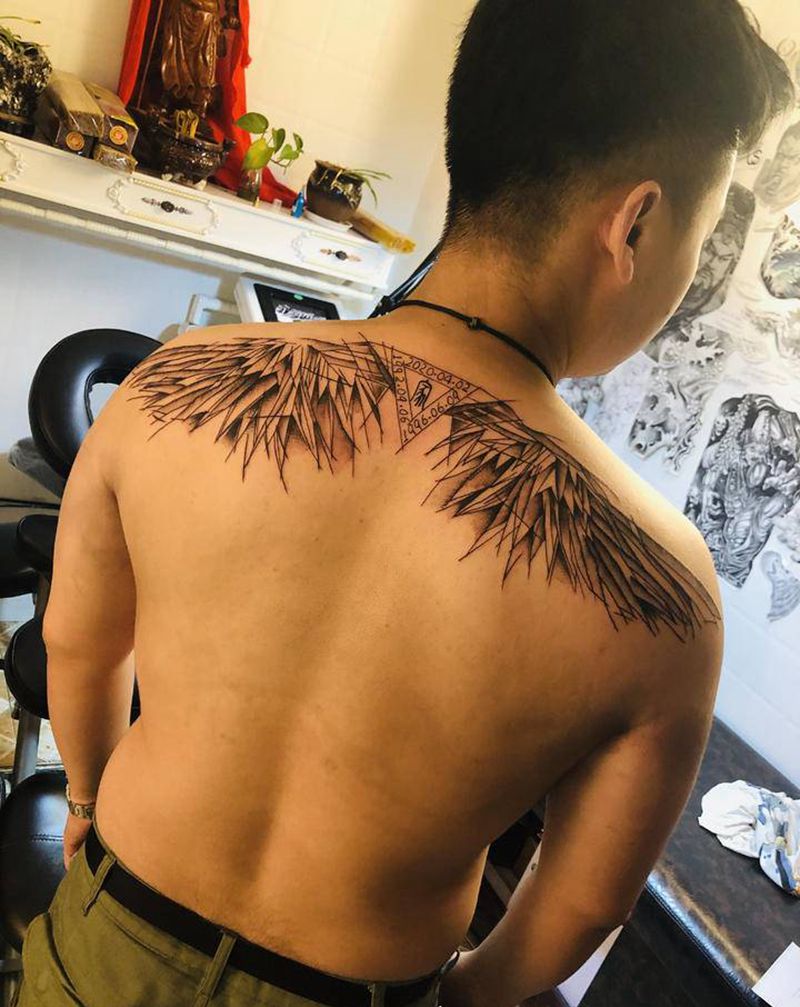 后背天使之翼。纹身图片_背部新传统纹身图案