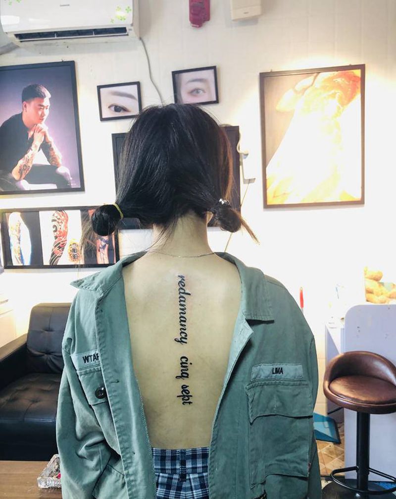 脊柱英文文身纹身图片_背部新传统纹身图案