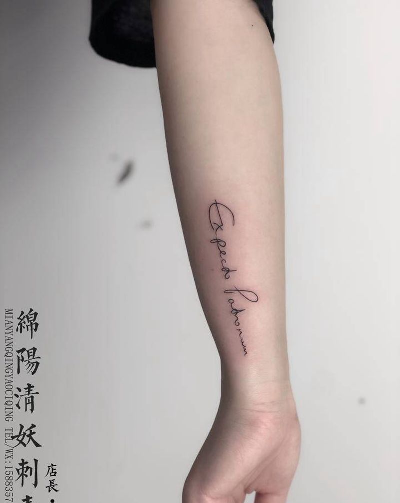 字母纹身图片_背部臀部纹身图案