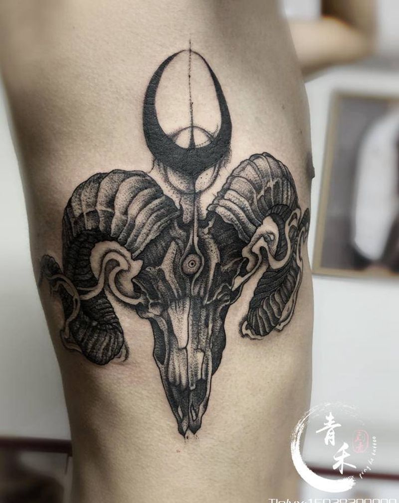 暗黑系羊头纹身图片_腰部欧美写实点刺纹身图案