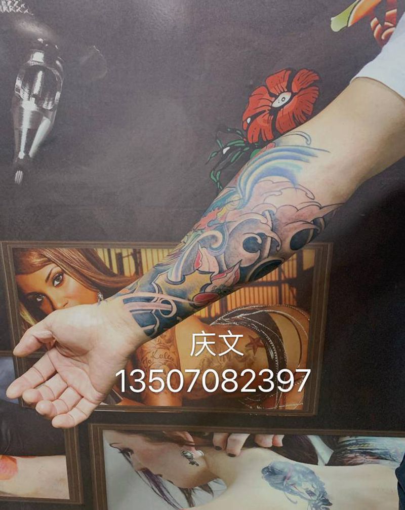 新传统添加背景纹身图片_手臂新传统纹身图案
